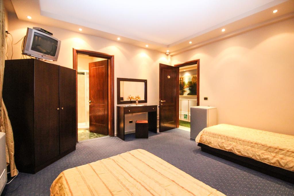 Hotel Smerald Korce Exterior photo